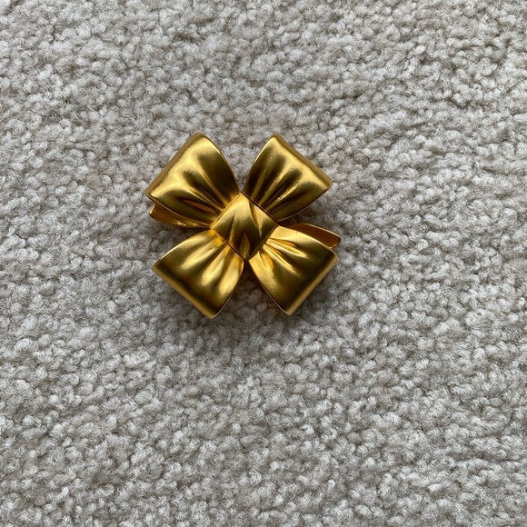 Matte gold bow pin - Picture 1 of 3